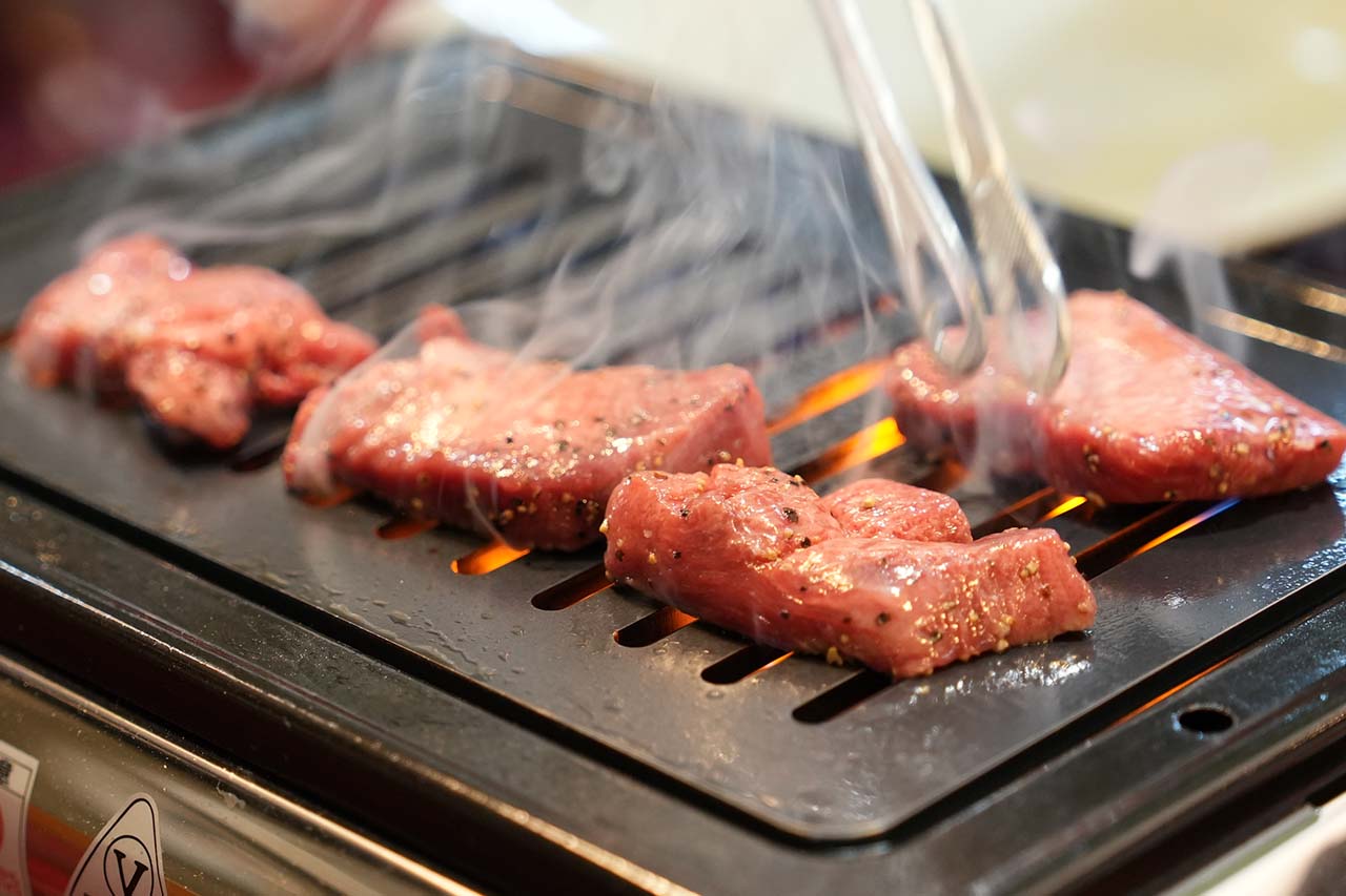 栃木発・昭和の”町焼肉”が沖縄へ初上陸！タイムスリップ焼肉『焼肉・スタミナ料理 あきた苑』（那覇市）