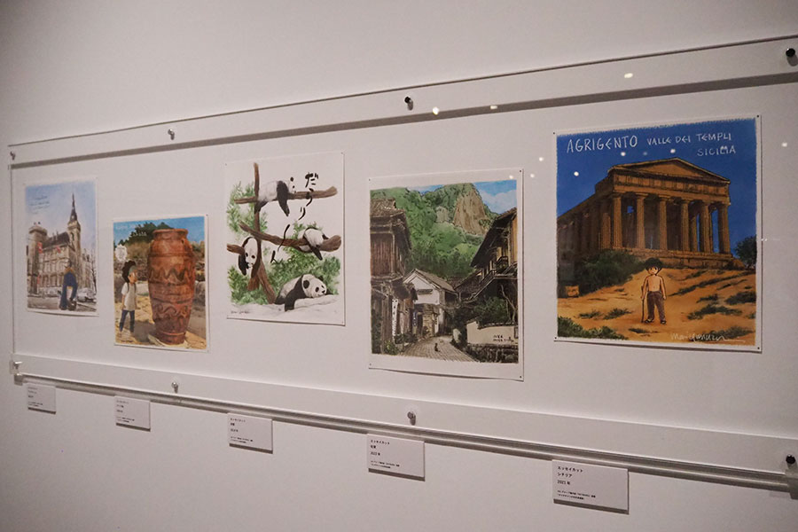 展覧会『ヤマザキマリの世界』より、エッセイなどへの寄稿イラストも展示