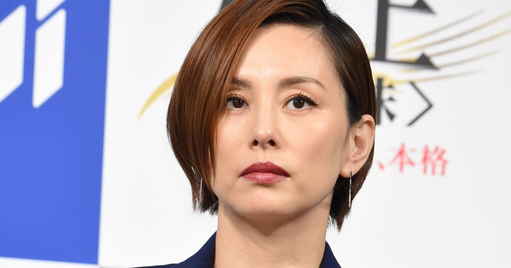 「異常なほどハイテンションに…」米倉涼子　ガサ入れ前にアルゼンチン人恋人が起こしていた“奇行騒動” | 女性自身