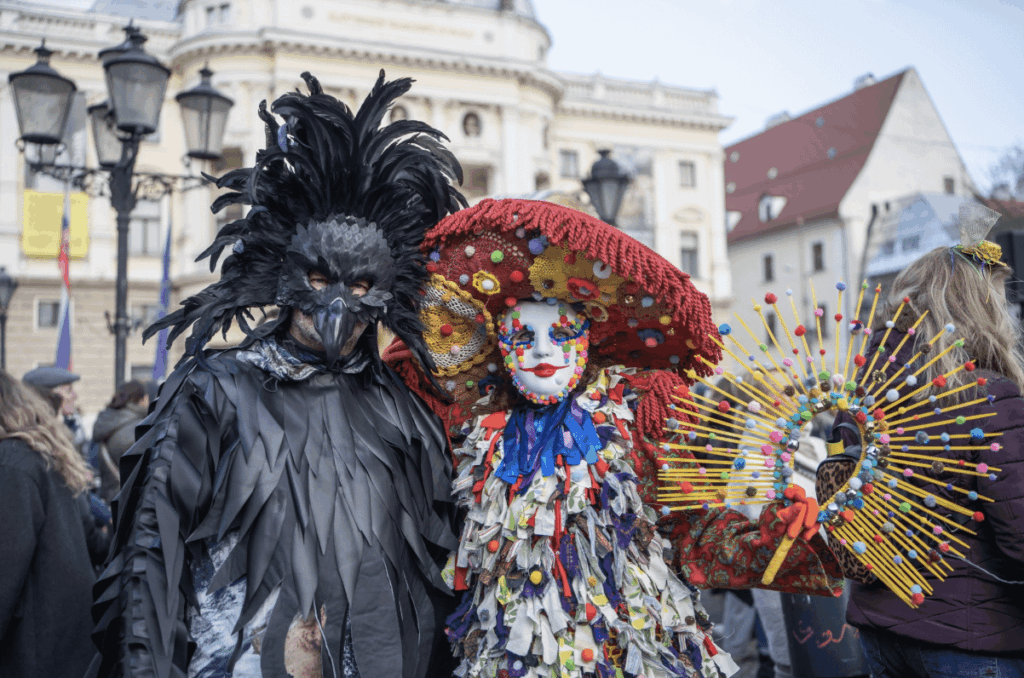 ファシャンジーの街頭パレードが行われるスロバキアの都市はどこですか?