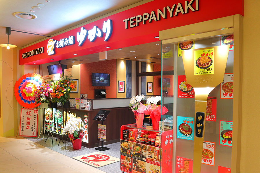 黄金のコテがひときわ目を引く「お好み焼き ゆかり ＫＩＴＴＥ大阪店」