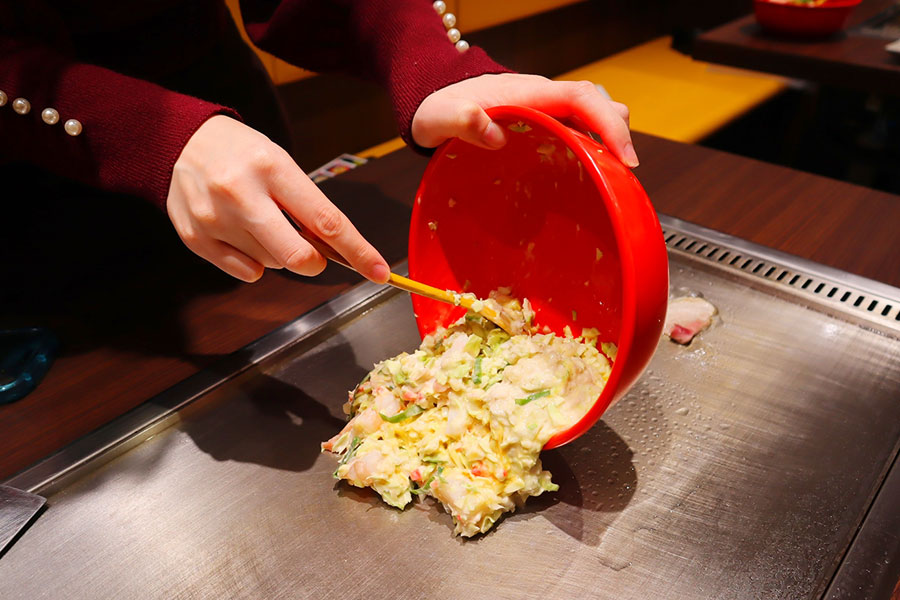 創業76年の老舗が新たな試み、KITTE大阪の新店で「お好み焼き体験」 | Lmaga.jp