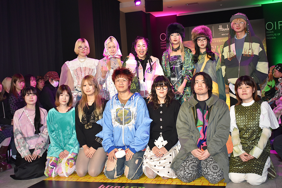 後列がゆりやんとショーに登場したモデル、前列が衣装を手がけたデザイナー（2月19日・大阪文化服装学院）