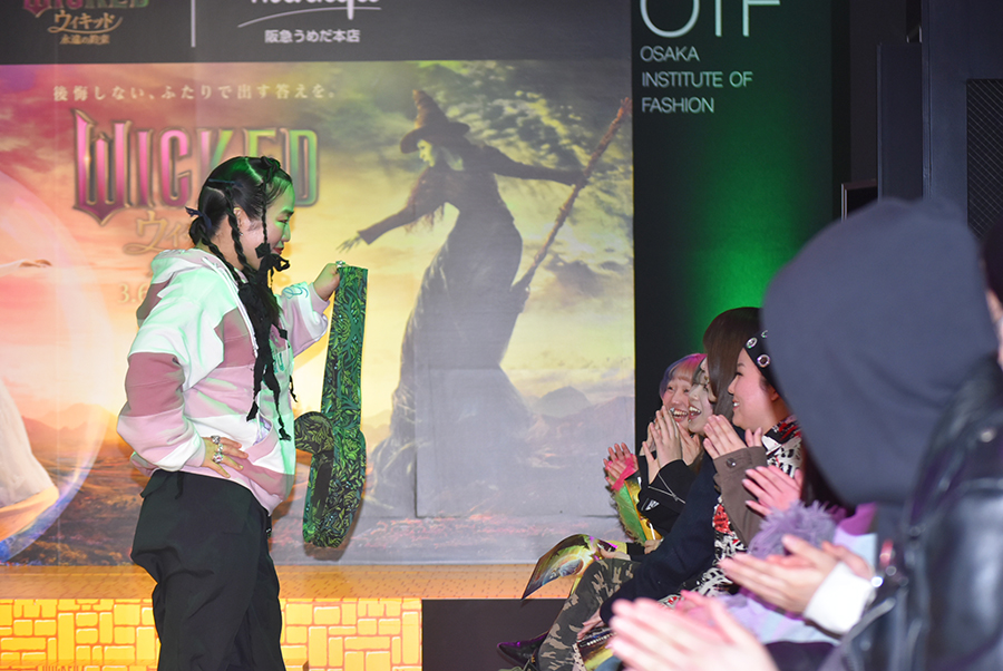 ランウェイを歩きながらも学生に向かってボケていたゆりやん（2月19日・大阪文化服装学院）