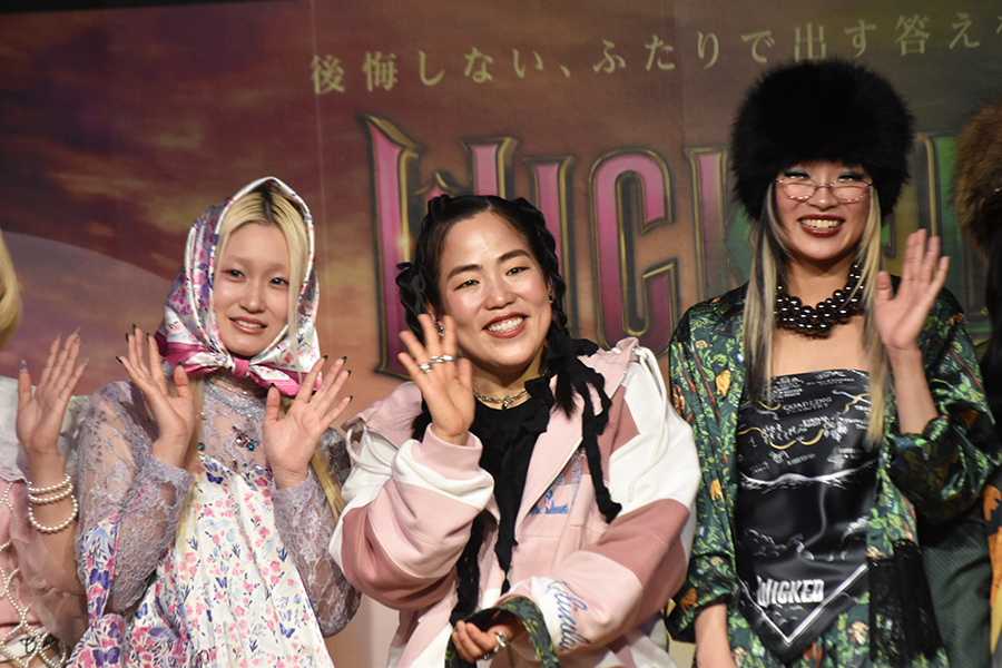 モデルたちと笑顔を見せるゆりやん（2月19日・大阪文化服装学院）