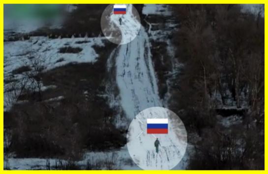 ロシアの戦闘用無人機が、生き残ろうとした自国の兵士の1人を背後から攻撃し、手を上げて降伏した