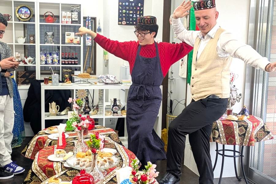 日本初？大阪にアゼルバイジャン・カフェ爆誕…万博スタッフが運営、踊ってオープン祝う | Lmaga.jp