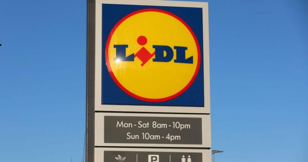 Lidl従業員、「脱水症状」を理由に買わなかった17ペンスのペットボトルを飲んで解雇