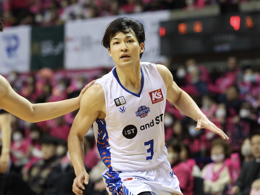 茨城ロボッツの長谷川暢が証明するエースとしての存在感「僕の良し悪しで勝敗が決まるということに、すごくやりがいを感じています」 | バスケットボール総合情報サイト バスケットカウント BASKET COUNT
