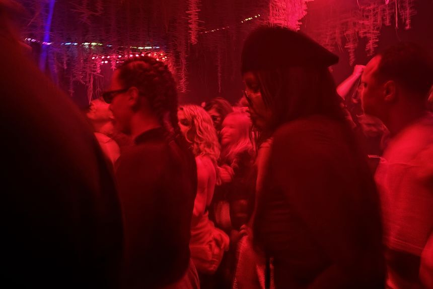 キーウのナイトクラブ「クローザー」で春の訪れを祝うスラブの祭典のイベントが開催された/Quinta Thomson/CNN