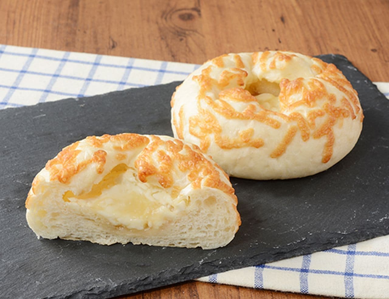 ローソン「はちみつとチーズの白いパン」