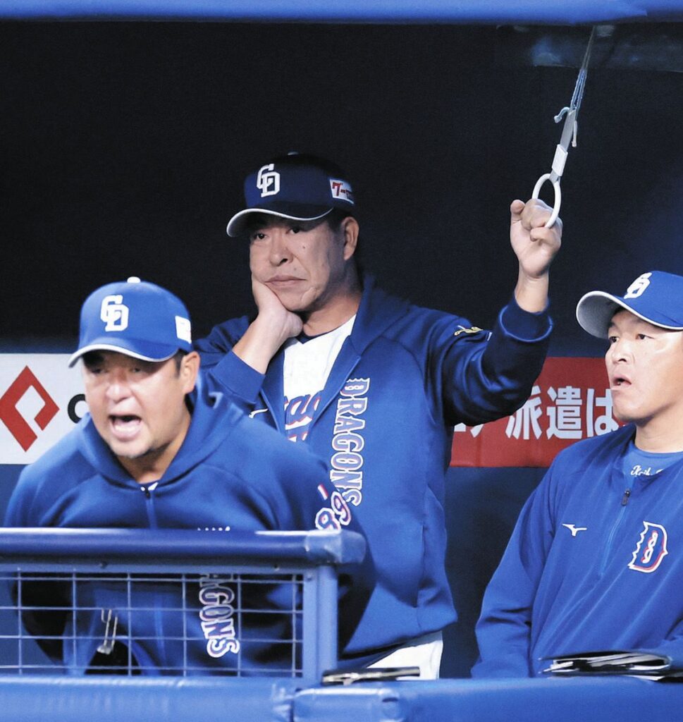 【中日・井上監督語録】得点と本塁打が12球団トップ「あくまでもオープン戦」ベンチ内につり革「見ちゃった?スポンサーさんも名古屋鉄道さんですから(笑)」:中日スポーツ・東京中日スポーツ – 中日新聞Web 2回裏、つり革のような道具を持つ井上監督(中)