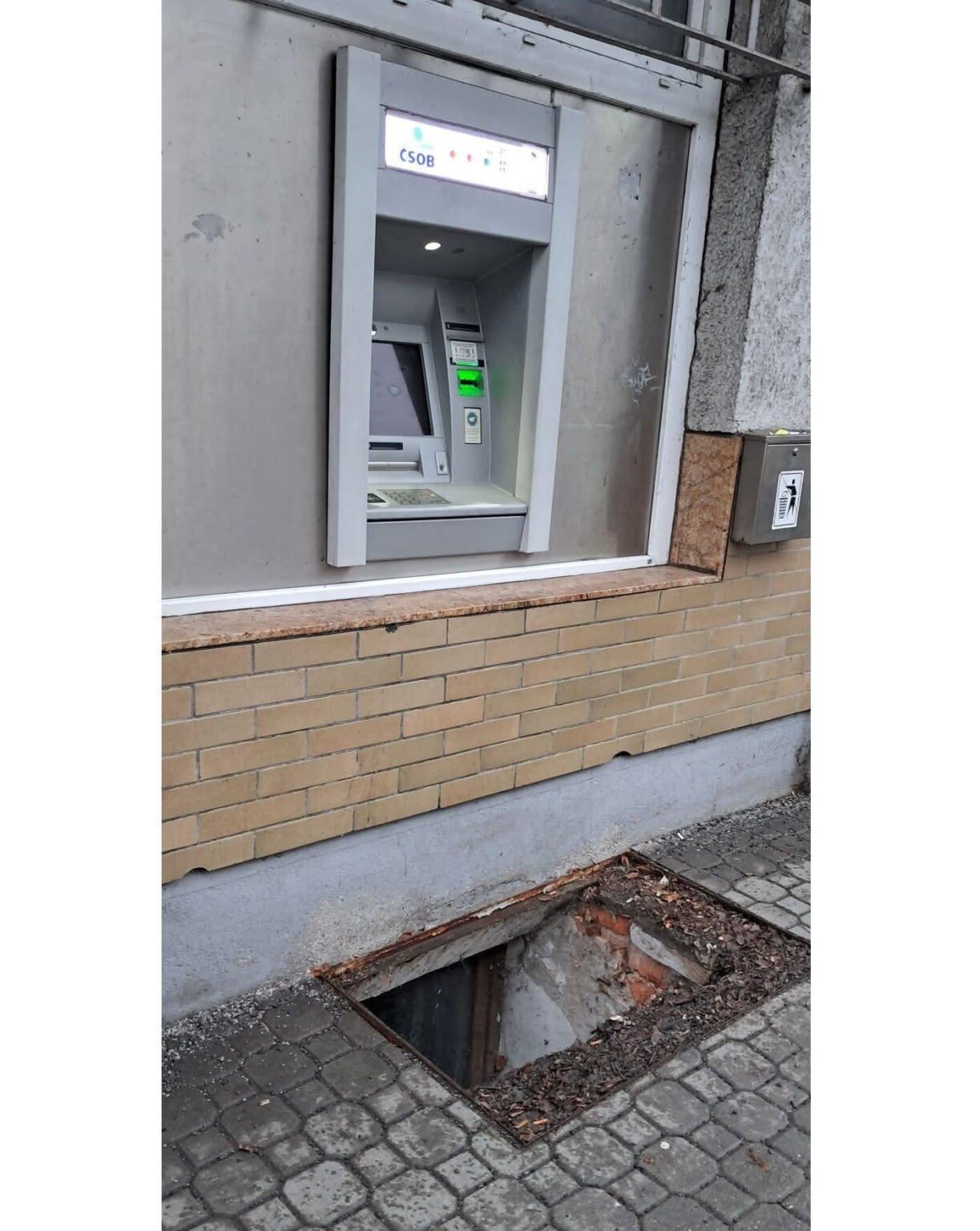 昼はチェコのATM、夜はアンダーグラウンドテクノクラブ