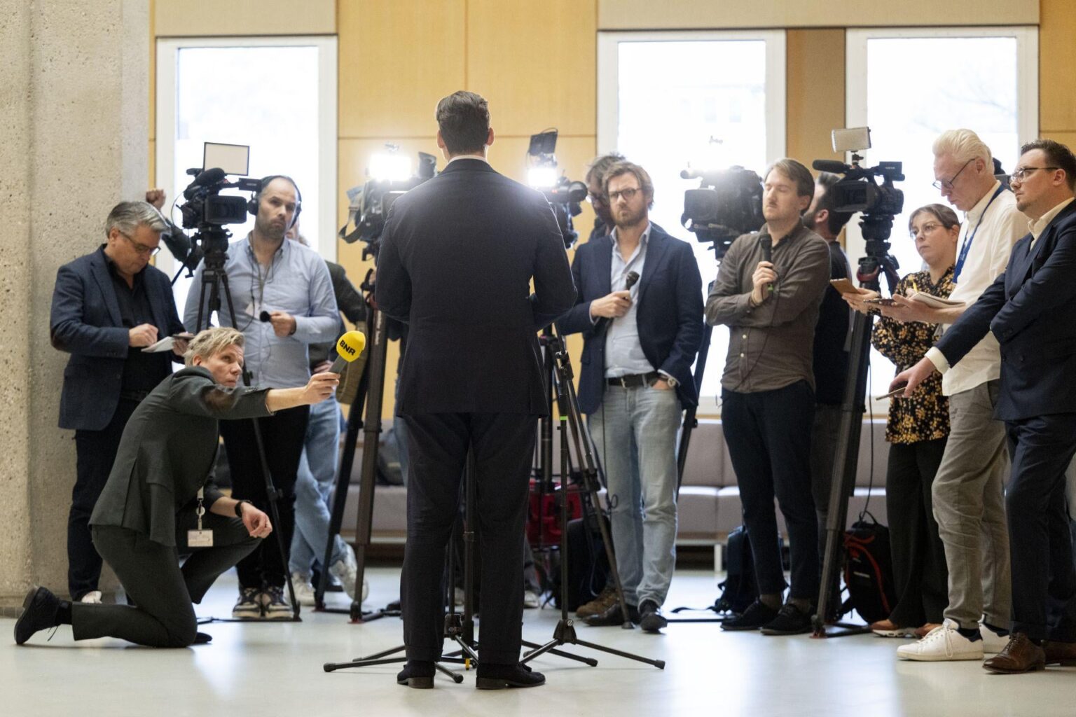 国会議員は左レーザーの議場へのアクセスを要求