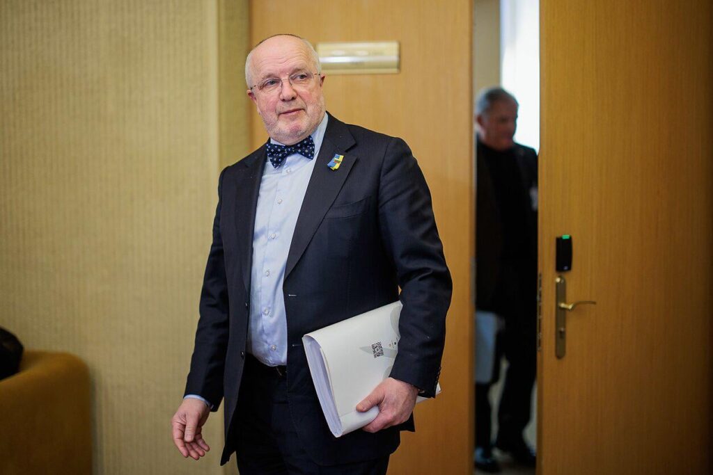 与党が投票に参加しなかったため、オレク氏に対する不信任手続きは失敗に終わった