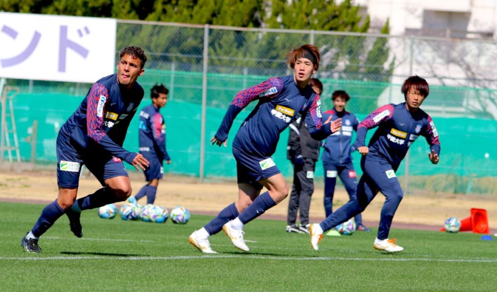 無料記事 フォトレポート「オフ明け、アウエー岐阜戦（第5節）に向けたトレーニングは快晴強風の中で再開」【練習場から】 : 山梨フットボール