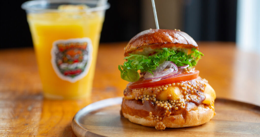 《岡山市北区／Burger sick POSSE》自家製ソースが絶妙に絡む、濃厚かつ繊細な唯一無二の味わい。【PR】 - Webタウン情報おかやま