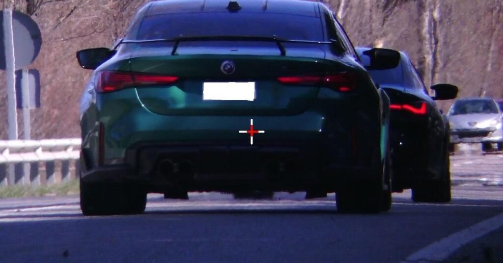 彼らはセルダーニュ渓谷で時速182kmで走行するアンドラ車を操縦している