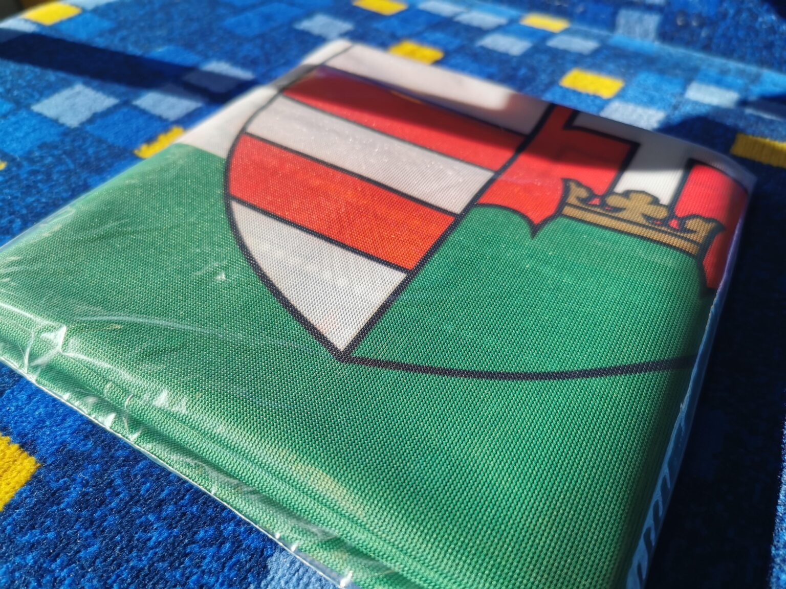 イギリスから帰ってきて、人生で初めて大きなハンガリー国旗を買いました。明日はデアーク川に乗って誇らしげに掲げてそこに行きます！