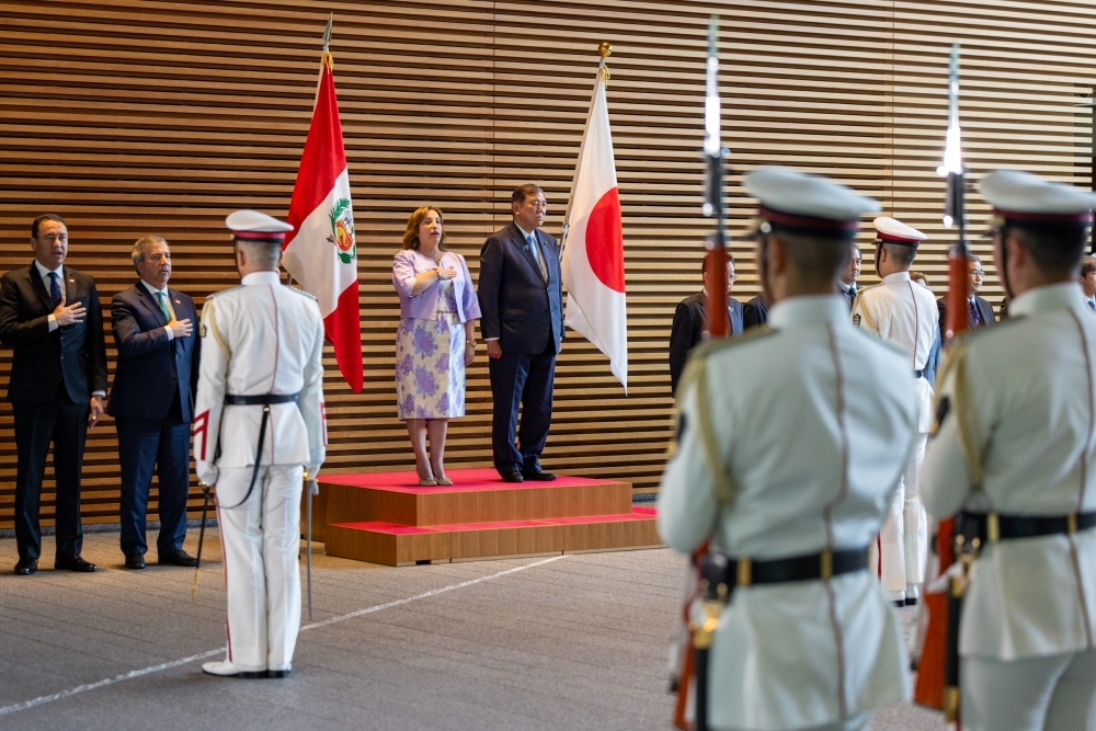 儀じょう隊による栄誉礼における石破総理大臣とボルアルテ・ペルー大統領