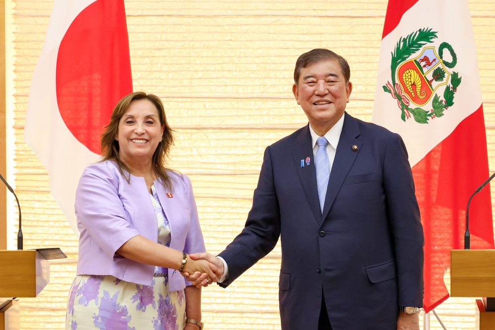 ボルアルテ・ペルー大統領と握手をする石破総理大臣