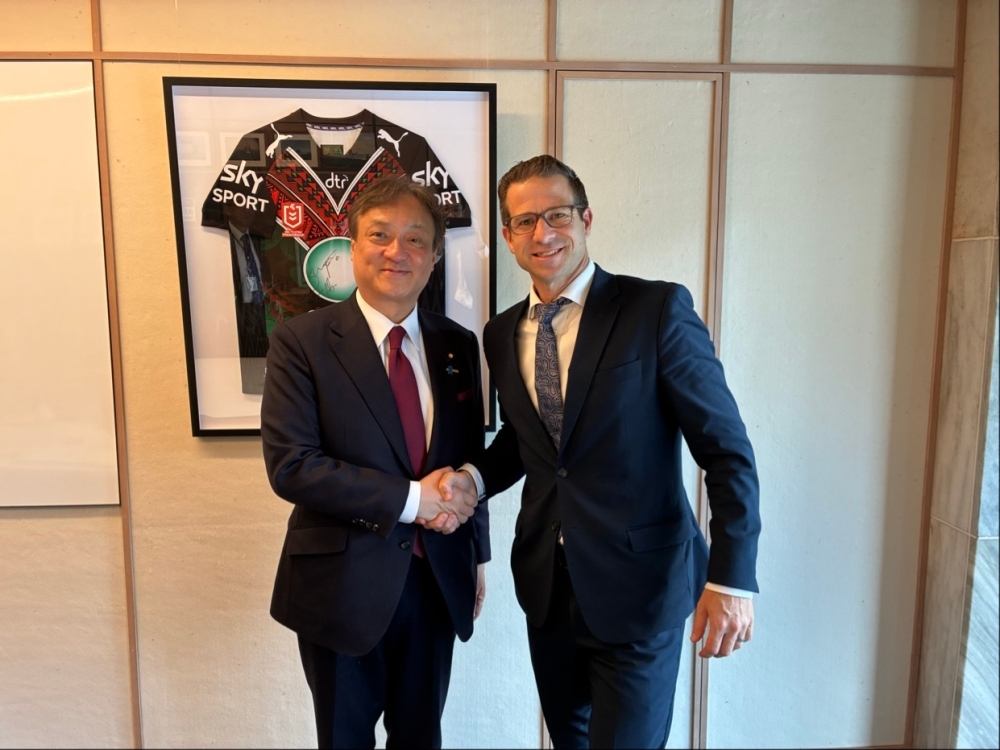 握手をする堀井副大臣とペンク・ニュージーランド国防副大臣