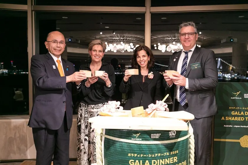 鏡開き：左から根本農林水産副大臣