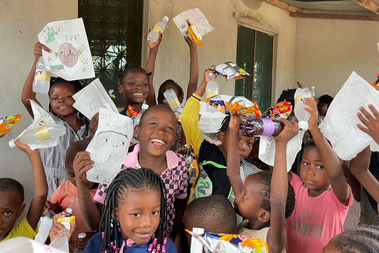 交流のある大阪の小学生の似顔絵を描く「ペンバ寺子屋」の子どもたち