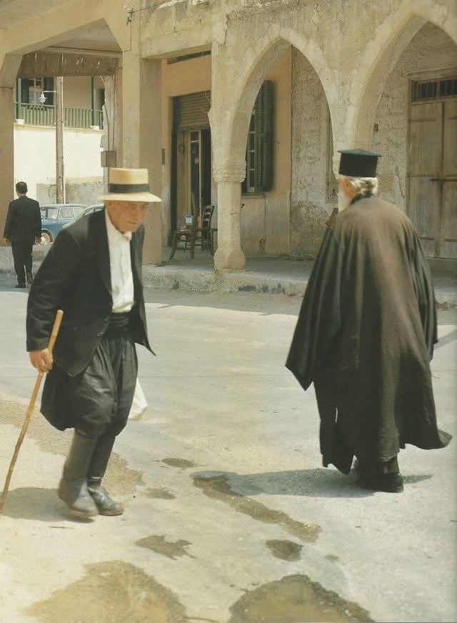 レノス・エヴリヴィアディス・ワイドソンが写真に撮った、1953 年当時のギアロウサの大きな村。この名前は、海岸の隣に建てられているため、古代ギリシャ語の「アイギアロウサ」に由来しています。現在は 1974 年以来、侵攻してきたトルコ軍によって占領されています。