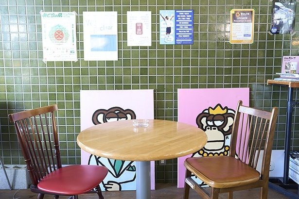 店内の壁には常にイベントのポップを貼って情報発信