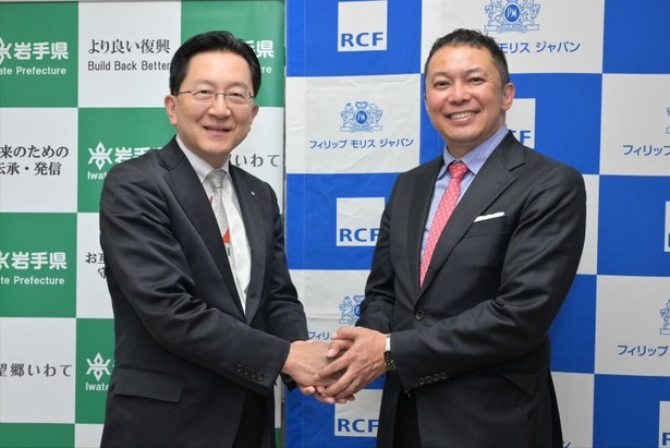 持続可能な農業モデルの確立を目指すフィリップ モリス ジャパン社。写真左から、岩手県の達増拓也知事、フィリップ モリス ジャパン 副社長の小林献一さん