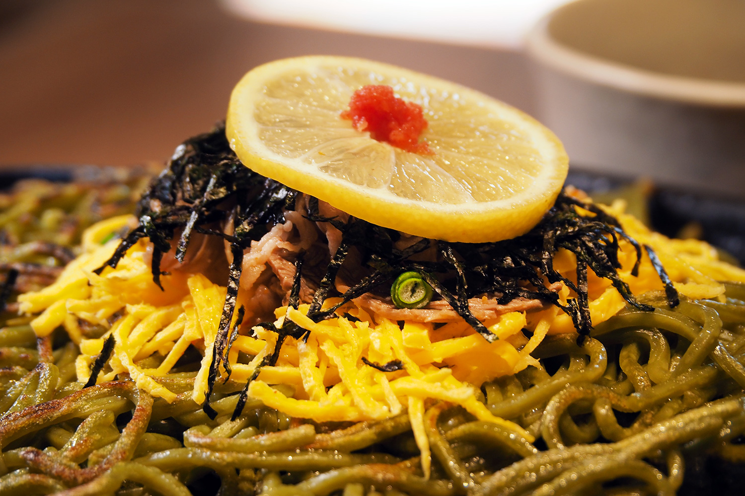 レモンともみじおろしはお好みで。最初に麺つゆにドボンと入れるのがおすすめ。