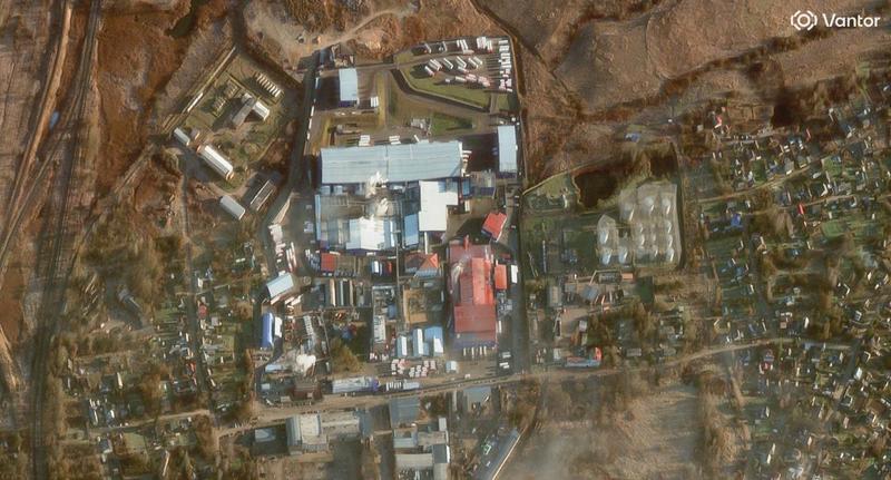 2025年12月14日に撮影されたこの画像には、ヴェリーキエ・ルーキにある貯蔵タンクを覆うドローン対策用のネットが写っている。