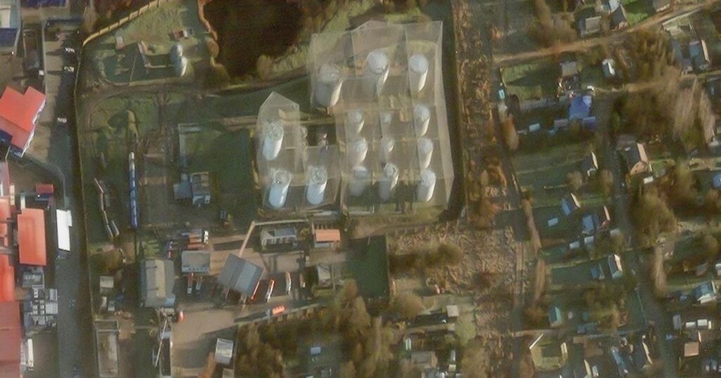 【衛星画像】ロシアは燃料タンクにネットを設置したが、ウクライナの攻撃ドローンはそれを突破した | Business Insider Japan