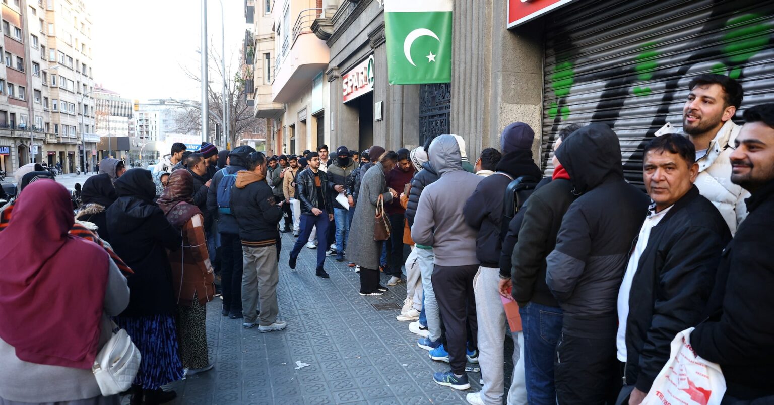 焦点:スペインの移民50万人合法化策、開始前に現場はパンク状態 | ロイター 焦点:スペインの移民50万人合法化策、開始前に現場はパンク状態 | ロイター