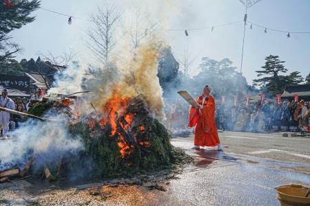 春呼ぶ「高野の火まつり」 和歌山・金剛峯寺 | 全国のニュース | 福井新聞ONLINE