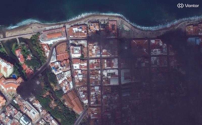 プエルト・バジャルタの海岸沿いの道路で車が炎上している。