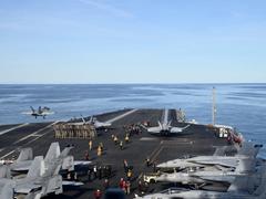 米海軍が麻薬テロ対策で派遣した「18艦艇」を見てみよう。世界最大の空母から“幽霊船“まで…ベネズエラに圧力 | Business Insider Japan