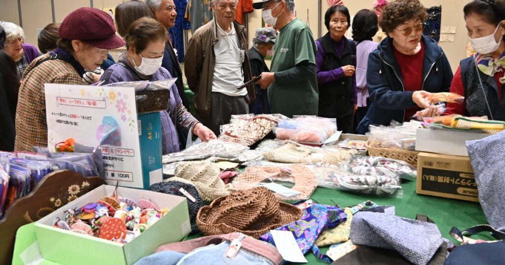 老人ク連合会が作品展　沖縄市、編み物や陶芸、書道