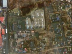 【衛星画像】ロシアは燃料タンクにネットを設置したが、ウクライナの攻撃ドローンはそれを突破した | Business Insider Japan