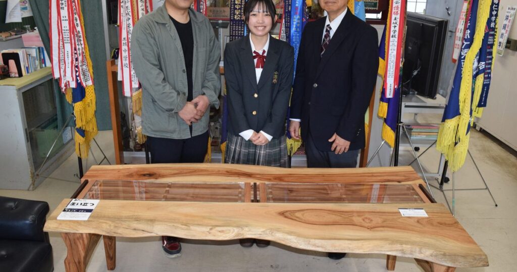 母校・玉城中に自作テーブル　沖縄工業高・磯貝咲葵さんが寄贈