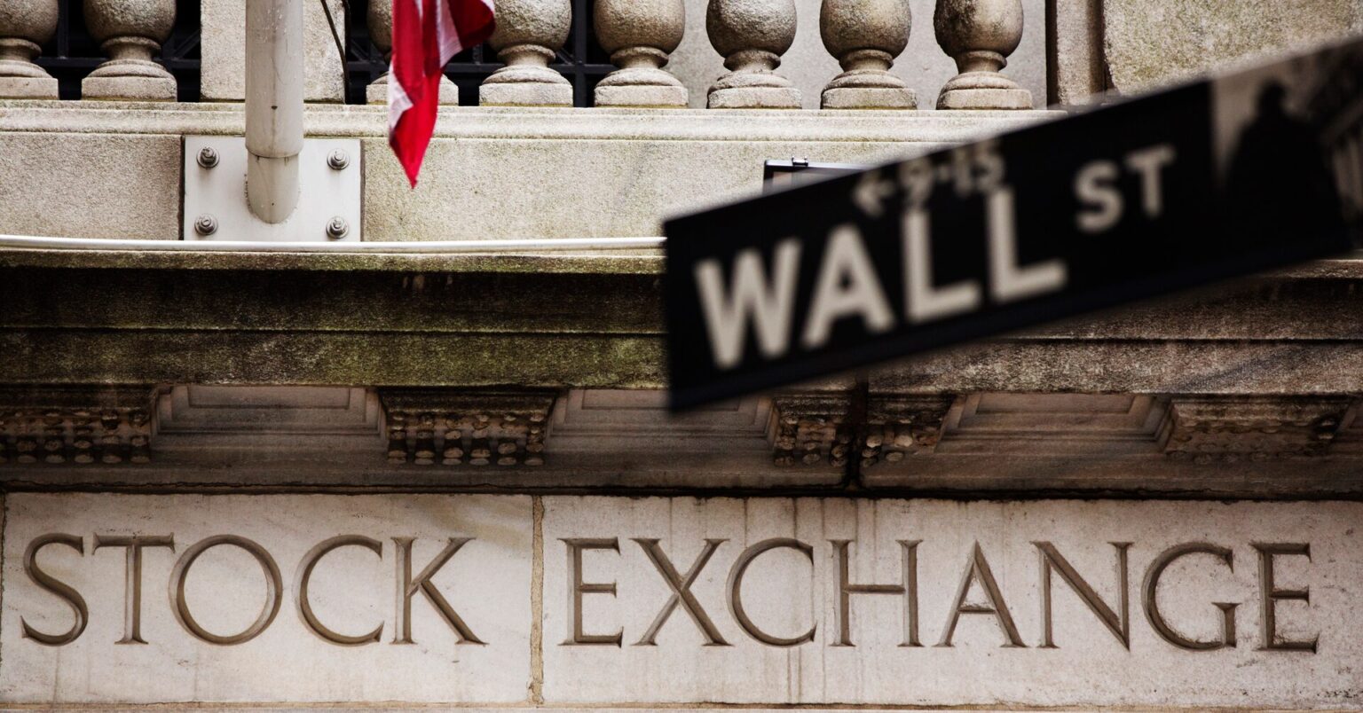 米国株式市場＝反落、ダウ784ドル安　中東緊迫で原油急騰 | ロイター