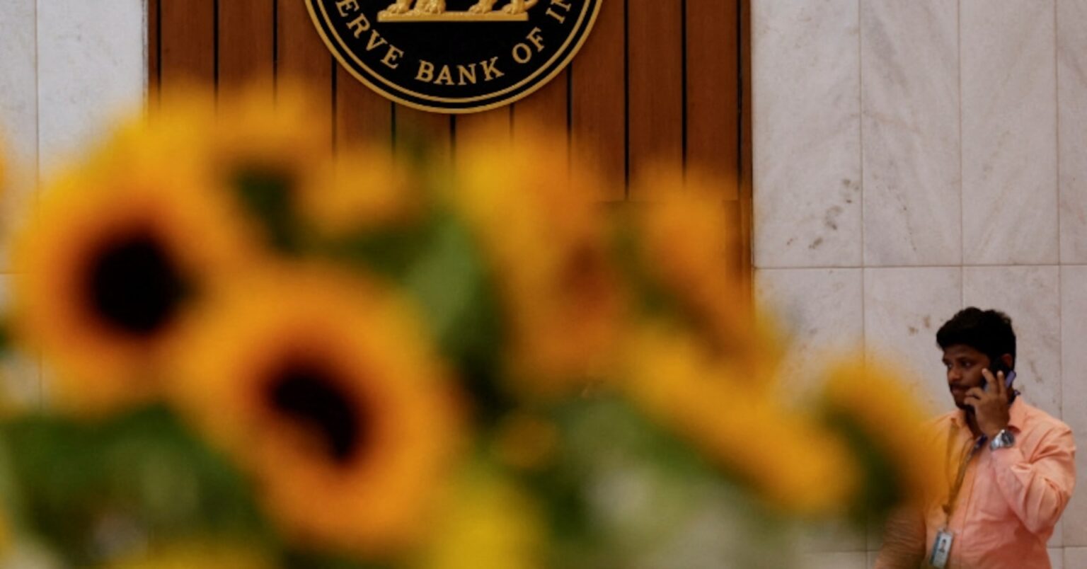 インド中銀、ルピー防衛で大規模介入　イラン情勢受け＝銀行筋 | ロイター