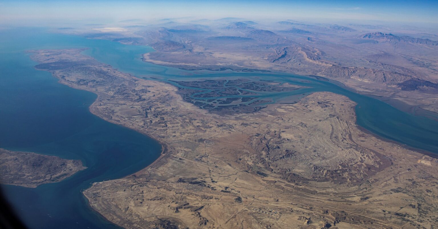 米軍、ホルムズ海峡の通航確保へ計画検討＝ホワイトハウス高官 | ロイター