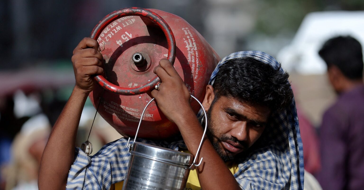 インド、調理用燃料確保へLPG増産命令 中東危機で非常権限発動 | ロイター インド、調理用燃料確保へLPG増産命令 中東危機で非常権限発動 | ロイター