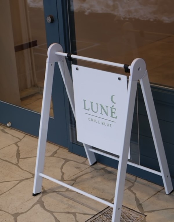 鳥取県鳥取市にオープンしたカフェ『CHILL BLUE LUNÉ』の看板
