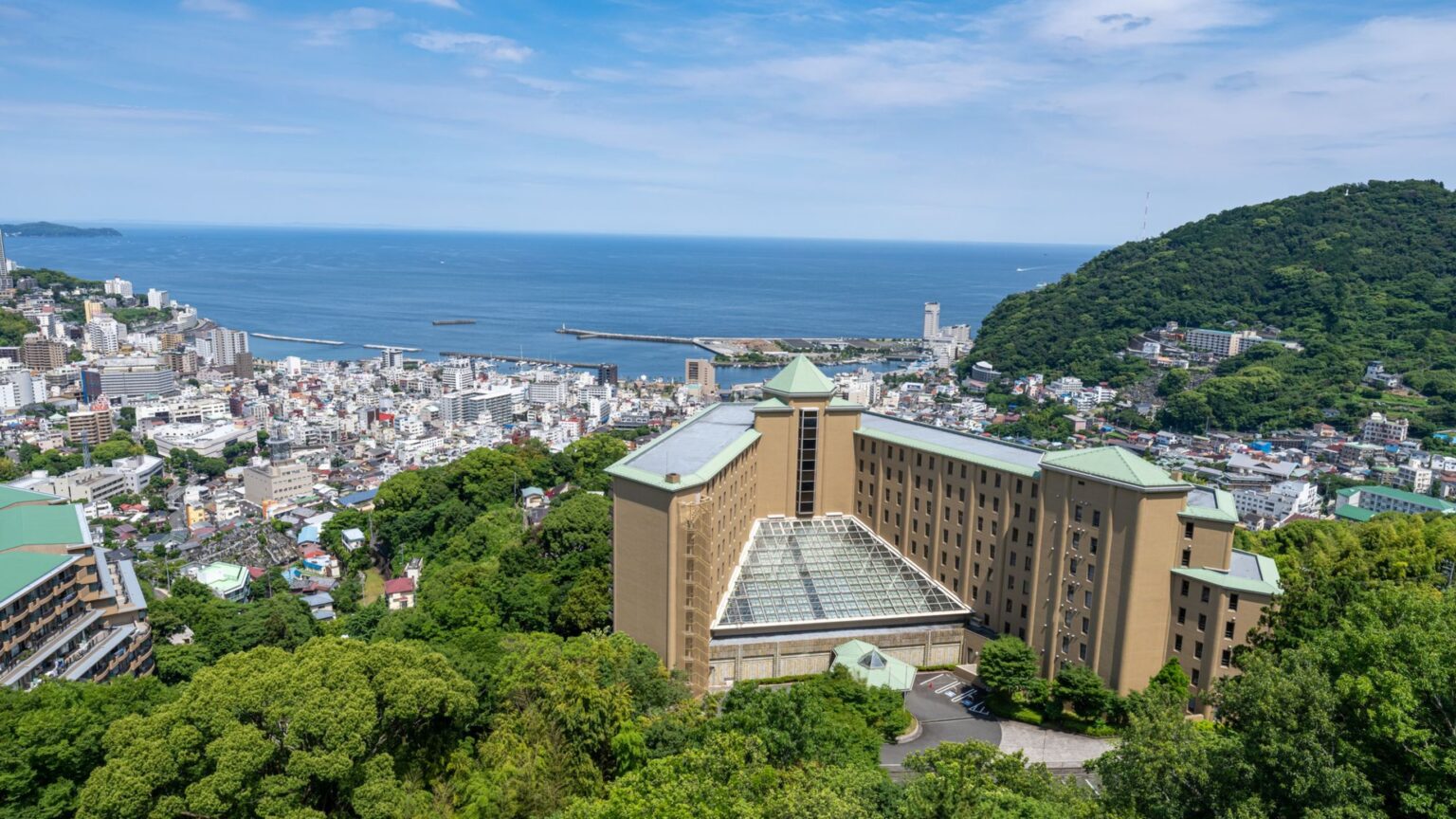 亀の井ホテル 熱海、1泊2食ビュッフェが最大20％オフ。高台から街と海を一望、露天風呂付客室も 楽天トラベル スーパーSALE - トラベル Watch