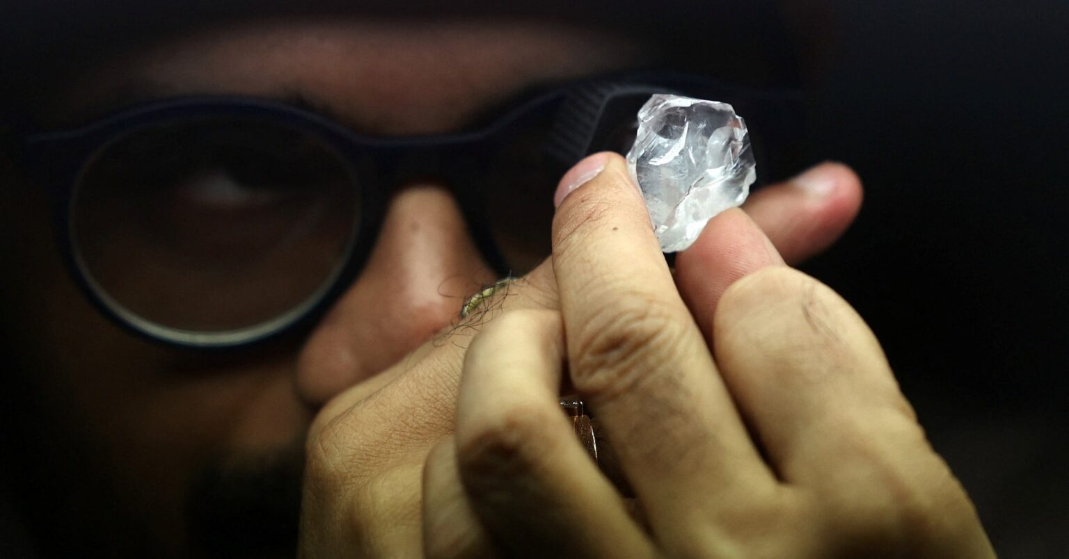 中東紛争、インド宝石輸出とダイヤ原石輸入に打撃　航空便欠航などで | ロイター