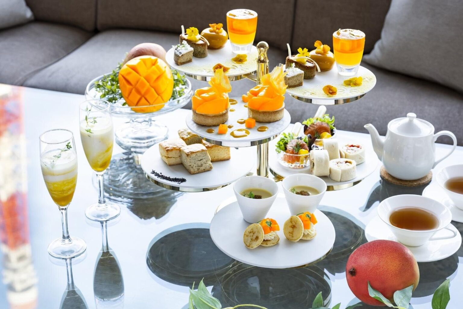 ザ・プリンス パークタワー東京「宮崎完熟マンゴー」のアフタヌーンティー、こぼれ落ちそうな贅沢タルト - ファッションプレス