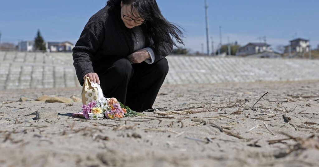 遺骨胸に「もう安心だよ」　山根千弓さん（岩手）　一緒に迎えた１１日昨年判明の娘